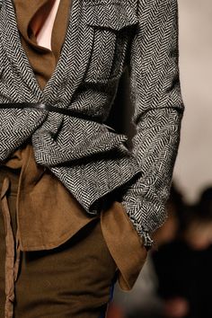 notes à la mode 36 Tweed Women, Tailored Style, Mode Tips, Soft Tailoring, Look Retro, Haider Ackermann, Mode Casual, A Jacket