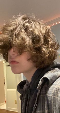 Fluffy messy hair Non Binary Haircuts Curly, Fluffy Hair Boy, Trans Boy Haircut, Masc Hair, Hair Short Curly, Fluffy Curly Hair