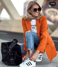 Outfits Con Blazer Naranja, Blazer Sneakers, Orange Outfits, Looks Jeans, Orange Outfit, Blazer Outfit