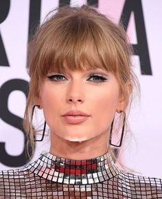 taylor swift's hair and makeup at the american music awards is seen in this image