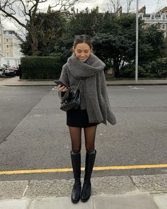 Zurich Autumn Outfit, Winter Outfit With Black Boots, Rainy Day Autumn Outfit, Charlotte York Fall Outfits, Kate Hutchins Winter, Kate Hutchins Outfit, Dublin Outfit Winter, Black Rainboots Outfit, Winter Outfits Black Boots