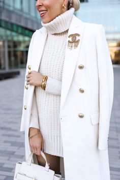 Winter Women Outfits 2022, White And Black Winter Outfits, Luxury Must Haves Fashion, Winter Trends 2022 Women, Looking Rich Outfits, Winter White Outfit Dressy, Trend Coat Outfit, Rich Outfits Classy Winter, Rich Woman Outfits