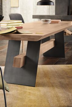 Wenn's zuhause am schönsten istist es MusterringTop-Qualitätdurchdachte Funktionen und vielfältige Designideen zu einem attraktiven Preis-Leistungs-Verhältnis. Office Table Design, Modern Dining Tables, Industrial Design Furniture, Metal Furniture Design, Problem Solver, Office Furniture Design, Dining Table Legs