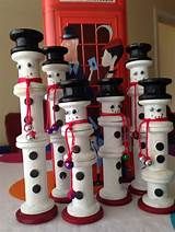 there are many snowmen that have hats on them