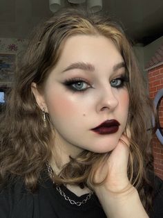 Girl makeup alt tiktok Alt Girl Makeup, Vamp Makeup, Witchy Makeup, Alt Tiktok, Halloween Makeup Witch, Rock Makeup, Facebook Header, Crystal Castles, Punk Makeup