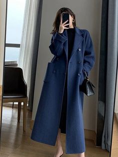 Blue Winter Office Peacoat, Long Wool Coat Women, Mantel Outfit, Adrette Outfits, Lawyer Outfit, Wool Coat Women, Blue Coat, Long Wool Coat, Elegante Casual