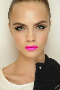 Cara Delevingne #Hot #Pink #Lips Makeup Runway, Neon Lipstick, Neon Lips, Bright Pink Lips, Party Make-up, Bright Lipstick, Hot Pink Lips, Make Up Inspiration, Cat Eye Makeup