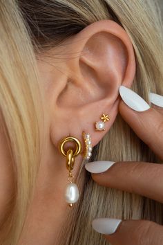 Preppy Jewelry, Jewelry Accessories Ideas, Dope Jewelry, Jewelry Essentials, Jewelry Lookbook, Stacked Jewelry, Flower Earrings Studs, Girly Jewelry, Pearl Stud Earrings