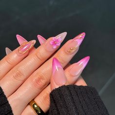 Pink and gold 🌸 Styling some new jewelry from @meideya.jewelry —— #nailart #nails #3dflowers #flowernails Nails Ideas 2024, Pink Stiletto Nails, Acrylic Nail Shapes, Baddie Nails, New Nails, Classy Acrylic Nails