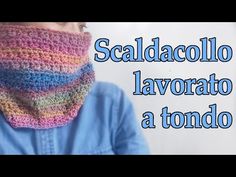 a woman wearing a multicolored crocheted cowl with the words, scadlaccollo lavorato a tondo