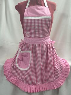 ** FABRIQUE CREATIONS ** VINTAGE / 50's STYLE FULL APRON / PINNY PINK & WHITE GINGHAM with PINK TRIM ONE SIZE ** BRAND NEW ** Here we have a lovely poly cotton, pink and white gingham with pink trim retro style apron, handmade in house to our own design. (see photos). Adjustable neck and waist ties so will fit up to a size 22. Other colour combinations available (please see my other items!.) If you don't see what you require, please contact us with your requirements Item specifics: Material - Po Full Apron, 50's Style, 50s Style, Pink Trim, Mount Pleasant, 50s Fashion, 1950s Fashion, Linen Apron, Retro Stil