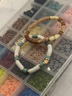 Diese schönen Clay Perlen Armbänder sind in der Farbe und im Design individualisierbar. Wörter können auch hinzugefügt und personalisiert werden. Homemade Braclet Inspiration, Clay Bead Aesthetic Ideas, Everyday Clay Bead Bracelet Ideas, Flat Bead Bracelet Color Combos, How To Attach A Clasp To A Clay Bead Bracelet, Earthy Clay Bead Bracelet, Clay Beeds Idea, Bracket Inspo Clay Beads, Heishi Beaded Bracelets