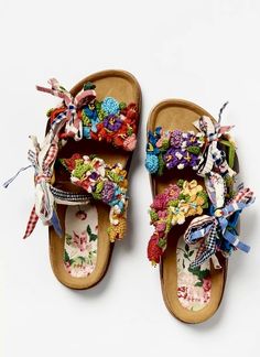 Upcycle Shoes, Floral Sandals, Bohemian Lifestyle, Crochet Shoes, Fashion Mistakes, Clothes Crafts, Flats Shoes