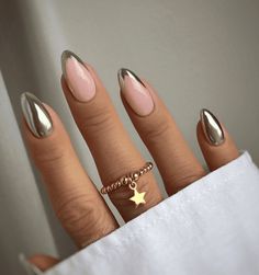 Elevate your looks with the hottest trend: chrome nails for fall. We'll explore ten versatile chrome shades like purple and brown that are perfect for the season. Gold Chrome Nails, Silver Nail Designs, Chrome Nail Art, Elegant Nail Art, Mirror Nails, Her Nails, Metallic Nails, Silver Nails