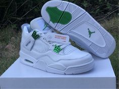 Sepatu Air Jordan, Green Basketball Shoes, Jordan 4 White, Mode Shoes, Nike Air Jordan 4, Jordan 4s, Metallic Shoes