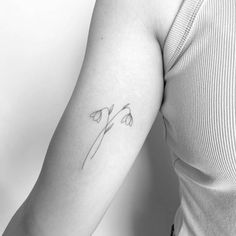 Snow Drop Bouquet Tattoo, Fine Line Tattoo Snowdrop, Snowdrop Flowers Tattoo, Snowdrop Tattoo Birth Flower, Snow Drop And Poppy Tattoo, Sideways Flower Tattoo, Snowdrop Flower Tattoo Minimalist, Snowdrop Bouquet Tattoo, Poppy And Snowdrop Tattoo