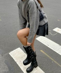 Biker Boots Aesthetic, Engineer Boots Outfit, Buckle Boots Outfit, Moto Boots Outfit, Biker Boots Outfit, Traje Cowgirl, Look Adidas, Estilo Indie, Downtown Outfits