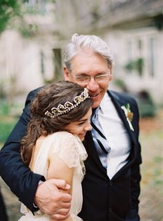 A DELICATE TUSCAN INSPIRED OUTDOOR WEDDING Quinceanera Family Photoshoot, Quince Photoshoot Ideas With Family, Father Daughter Quince Pictures, Quince Outdoor Pictures, Fun Quince Pictures, Father Daughter Wedding, Father Daughter Photos