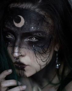 Ethereal Witch Aesthetic, Witch Eyes Makeup, Dark Witch Makeup, Dark Witch Art, Pagan Makeup, Dark Fairy Makeup, Witch Makeup Ideas, Dark Witch Aesthetic, Tinted Hair