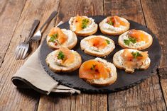 Canapés sind edle Häppchen und absolut lecker. Mit diesen Fingerfood-Rezepten gelingen dir Schnittchen, die fast zu schön sind zum Essen.