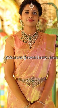 Varshini Sounderajan, Vanki Designs Jewellery, Jadau Necklace, Marriage Jewellery, Vaddanam Designs, Indian Bride Makeup, Gorgeous Lady, Saree Jewellery, Tissue Saree