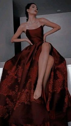 Red Evening Dress Classy, Prom Photos Aesthetic, Black Fashion Outfits, Prom Nail Inspo, Prom Dresses Aesthetic, Sparkly Party Dresses, Prom Aesthetic, Prom Theme, Christmas Look