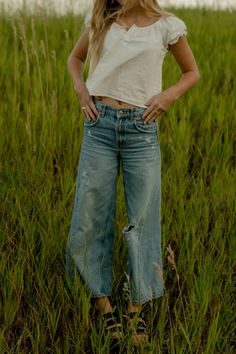 Jeans Outfit Senior Pictures, Grad Photo Outfit Ideas, Utah Senior Photos, Downtown City Senior Picture Ideas, Artsy Senior Pictures, Hippie Senior Pictures, Senior Photos Outfits