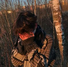 a woman standing next to a tree with the words, f4f? comment if you want to