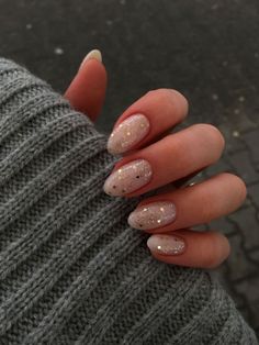 Classy Christmas Nails 2023, New Years Nail Ideas Short, Christmas Minimalistic Nails, New Year Glitter Nails, Plexigel Nail, Nails For Christmas And New Years, Short Office Nails, Nail Ideas For January, Biab Nail Ideas