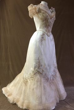 Gaun Abad Pertengahan, Vintage Ball Gowns, Womens Costumes, Old Fashion Dresses, Victorian Clothing, Fantasy Gowns, Vintage Gowns, Fairytale Dress, Pageant Dress