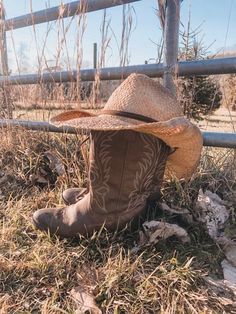 Country Hat Aesthetic, Cowboy Boot Photography, Cowboy Hat Aesthetic Wallpaper, Cowboy Boots Photography, Cowboy Hat Photoshoot, Cowgirl Hat Aesthetic, Cowboy Boot Aesthetic, Aesthetic Cowboy Hat, Cowboy Hat Aesthetic