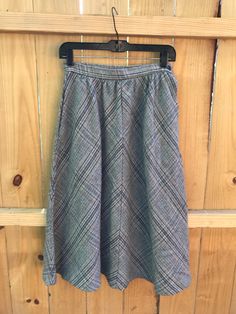 "This full plaid wool skirt is absolutely adorable Very boho 70s. It is sized a 9/10 but may run smaller. Fits more like a small:medium in my opinion. Skirt even has side POCKETS Are you sold yet?? Please follow measurements for proper fit!! Buttons to the side. Waist (high) 27.5\" Hips 30\"" Plaid Full Skirt With Lining, Vintage Flared Skirt Bottoms For Fall, Vintage Fall Skirt With Pockets, Vintage Flared Skirt For Fall, Vintage Lined Skirt For Fall, Retro Skirted Bottoms For Fall, Retro Relaxed Fit Skirt For Fall, Vintage Fall Skirt, Retro Plaid Lined Skirt Bottoms