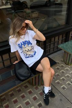 London Summer Outfits, Date Outfit Summer, Graphic Tee Outfits, London Outfit, Tee Outfit, Tshirt Outfits