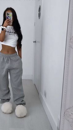 Discover top sweatpants outfits on Pinterest! Explore over 20 trendy styles that blend comfort with cool in our latest blog post. Joggers Outfit Women, Looks Hip Hop, Oversized Joggers, Modele Fitness, Tracksuit Outfit, Mode Zara, Joggers Outfit