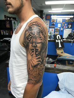 Face Tattoos On Arm, Tattoo Ideas Quarter Sleeve, Clock Shoulder Tattoo, Shoulder Sleeve Tattoo Men, Black Men Shoulder Tattoo, Tattoo Sleeve Girl, Gta Tattoo, Struggle Tattoo