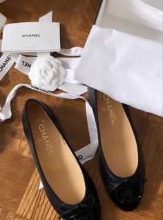 Blair Waldorf Aesthetic, Chocolate Martini, Chanel Flats, 90s Runway Fashion, Ballerina Shoes, Leather Ballet Flats, Model Life, Pretty Shoes, Dream Shoes