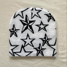 Y2k 2000s Grunge Punk White And Black Star Design Beanie These Beanies Are Unisex! Super Soft And Cozy Brand New Grunge Wishlist, Gorros Aesthetic, Y2k Hats, Star Beanie, Y2k Beanie, Cool Beanies, Acubi Fashion, Red Sox Hat, Grunge Accessories