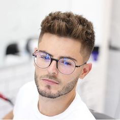 Short Quiff Hairstyle For Men Short Quiff, Quiff Haircut, Low Fade Haircut, Gents Hair Style, Quiff Hairstyles, Latest Haircuts, Mens Hairstyles Thick Hair, Wavy Hair Men, Try On Hairstyles