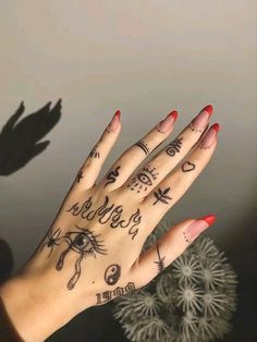 Tattoo Ideas Finger, Tato Joker, Finger Tattoo Ideas, Tattoos Finger, Simple Hand Tattoos, Small Finger Tattoos, Tato Henna, Hand Tattoos For Girls