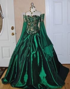 Ball Gowns Victorian, Medieval Corset, Victorian Ball Gowns, 파티 드레스, Old Dresses, Medieval Dress, Vintage Gowns