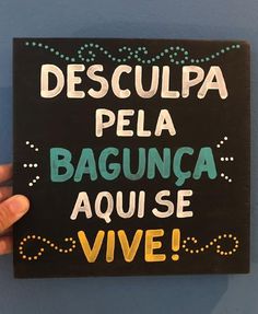 a hand holding up a sign that says desculpa pela baquinca aqua se vive