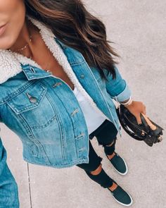 Sherpa Denim Jacket, Jacket Outfit, Pinterest Fashion, Woman Fashion, Mode Inspiration, Fall Winter Outfits, Outfits Casuales, Jacket Outfits, Distressed Denim