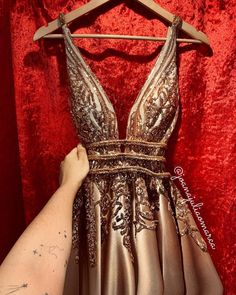 Vestido de festa dourado estilo princesa Quinceñera Dresses, Gala Dresses, Evening Attire, Types Of Dresses, Party Looks, Dream Dress, Vestidos De Fiesta, Pretty Dresses, Sleeveless Formal Dress