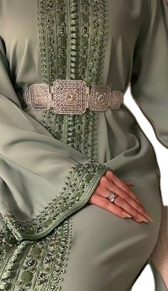 Caftan Simple, Caftan Moroccan, Moroccan Dresses, Moroccan Caftan, Simple Chic