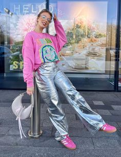 Neon Carnival, Metallic Trousers, Creative Outfits, Ideas Outfit, Colourful Outfits, Mom Outfits, Unique Furniture, Look Fashion, Abs Workout