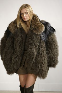 Lily Donaldson at Emilio Pucci Fall/Winter 2009 Fabulous Fox, Lily Donaldson, Fur Clothing, Fur Parka, Fox Fur Coat, Fur Fashion, Emilio Pucci