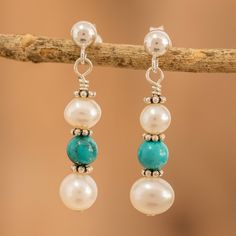 Turquoise stones and cultured pearls are aligned in a splendid design crafted by Miriam Bruten in Costa Rica. These dangle earrings are the perfect complement for any outfit, as the little sterling silver beads add a refined touch to the accessory. Turquoise Pearl Dangle Earrings, Pearl Jewellery Designs, Crystal Stone Jewelry, Pearl Jewellery, Turquoise Stones, Beaded Dangle Earrings, Bead Stringing, Jewellery Designs, Beaded Dangles