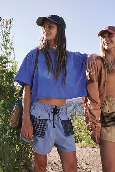 Inspire Tee Cropped Tee Outfit, Free Spirit Outfit, Summer Camp Outfits, Adventure Girl, Free People Activewear, Outdoor Photoshoot, Camping Outfits, Surf Wear, Outdoor Fashion