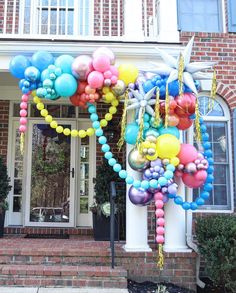 balloons and streamers decorate the entrance to a home