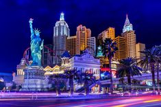 the statue of liberty is lit up at night in las vegas, n y c